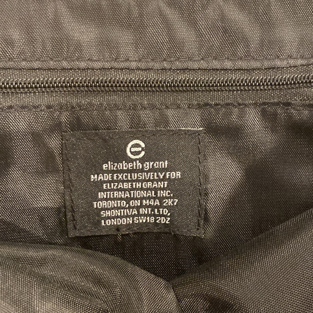 Elizabeth Grant Tote, Fully Lined in Silver with snap closure -NWOT - Picture 5 of 9